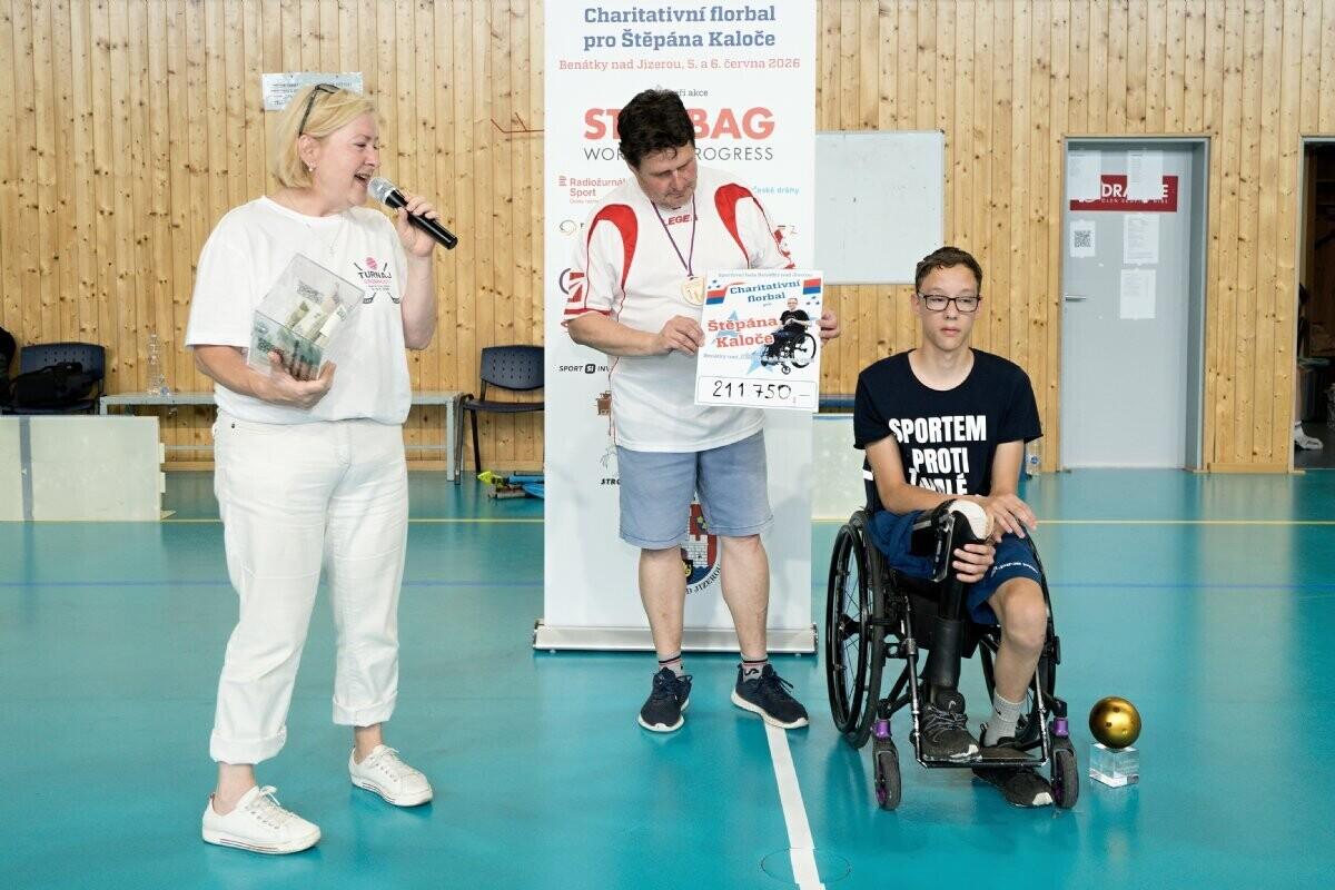 Organizátor akce Pavel Petr předává se svou manželkou Janou vybranou částku Štěpánu Kaločovi; foto: Zdeněk Langšádl